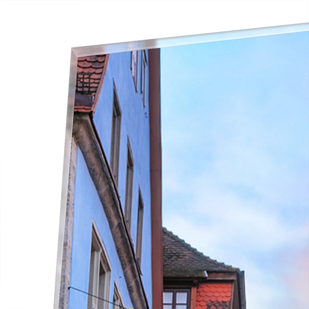 Glasbild mit malerischer Straße und historischen Gebäuden – Glasbild aus Sicherheitsglas, Größe 80x80_rond
