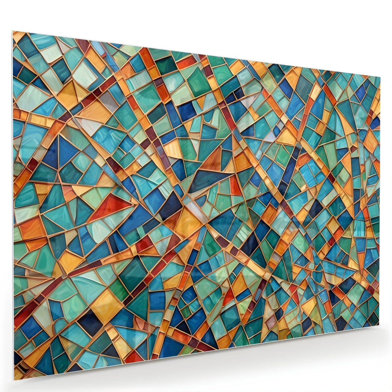 Kleurrijk abstract glazen schilderij aan de muur boven een houten meubel.