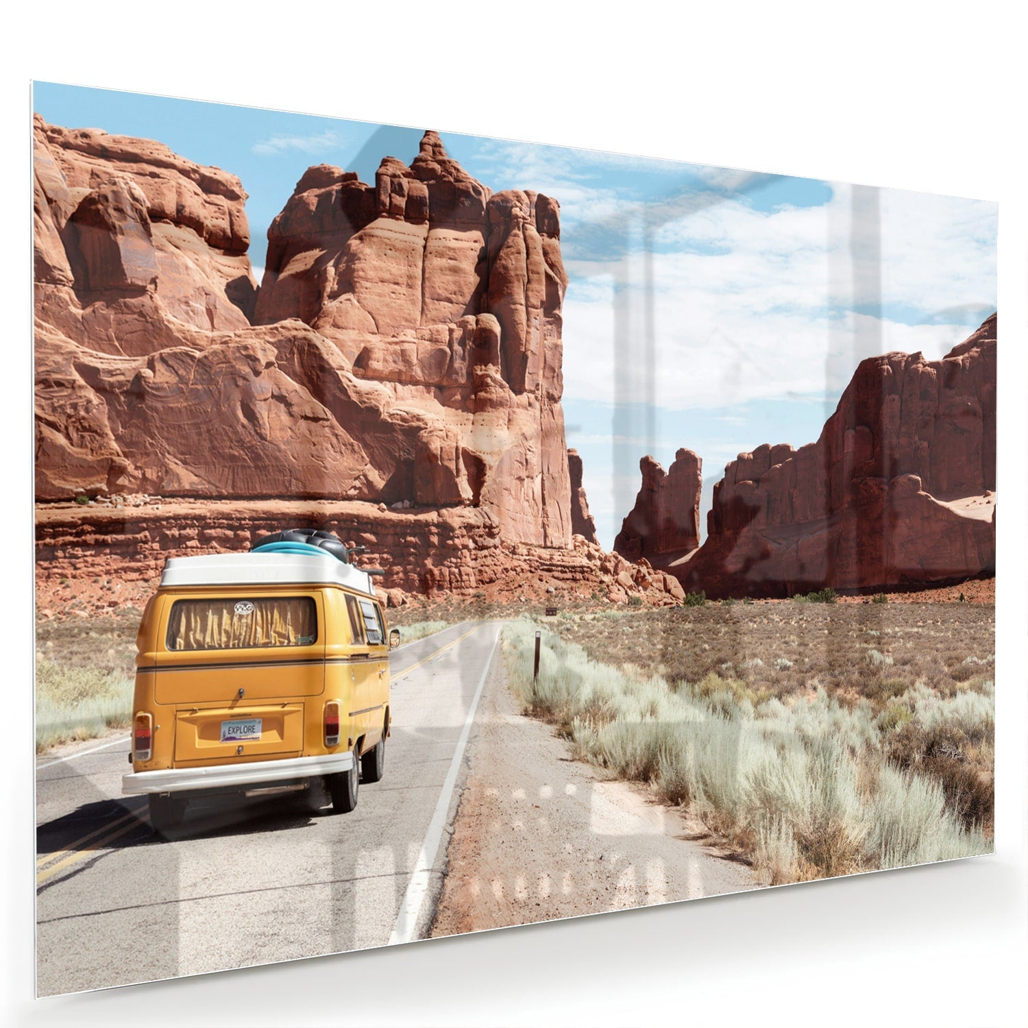 Retro-Glasbild mit gelbem Fahrzeug bei Felsformationen – Glasbild aus Sicherheitsglas, Größe 60x40