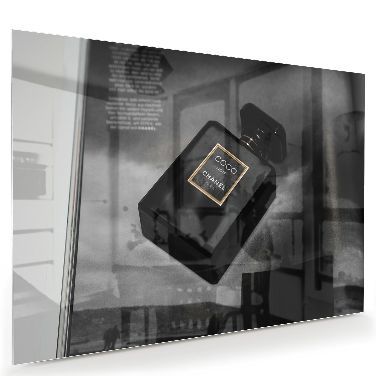 Glasbild mit Parfümflakon in einem stilvollen Interieur – Glasbild aus Sicherheitsglas, Größe 60x40