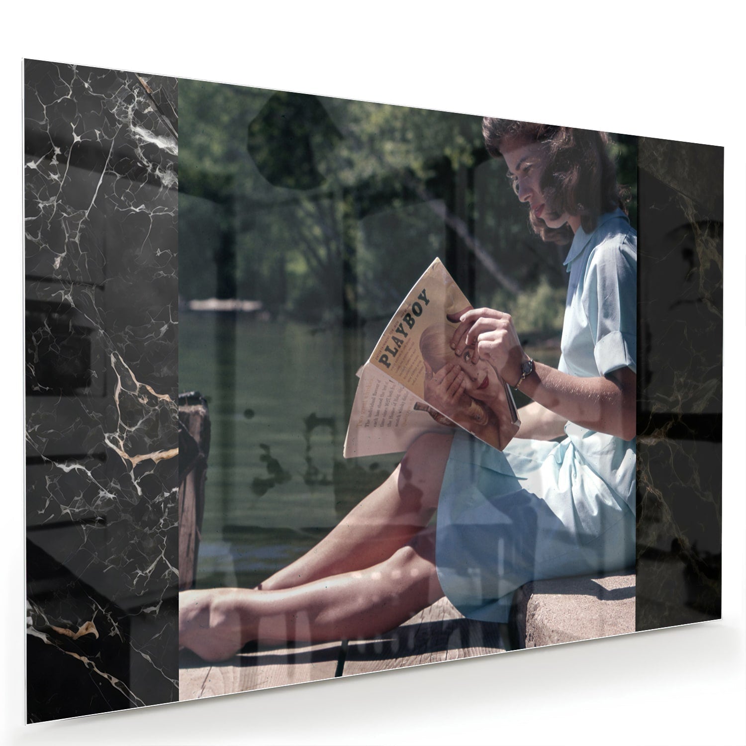 Ruhiges Glasbild mit Lesemoment am Wasser – Glasbild aus Sicherheitsglas, Größe 60x40