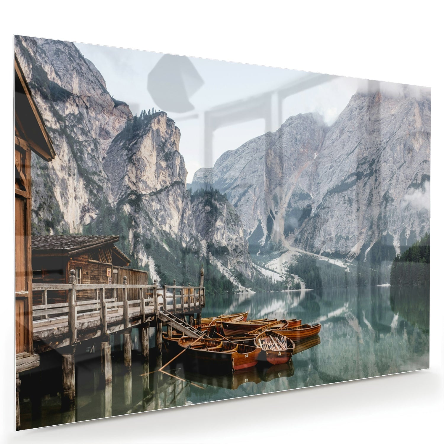 Rustikales Glasbild mit Bergen und Booten – Glasbild aus Sicherheitsglas, Größe 60x40