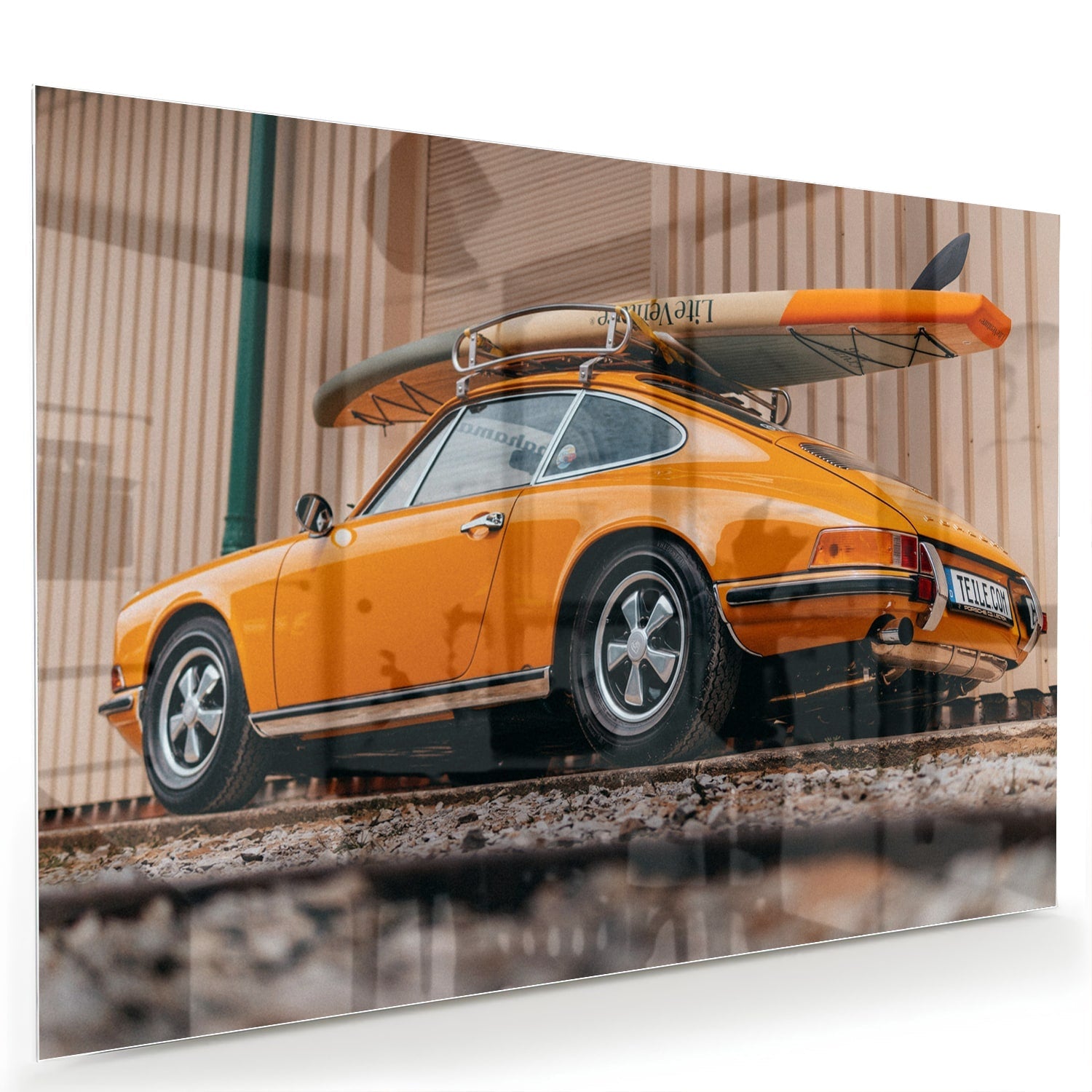 Leuchtendes Glasbild mit orangefarbenem Auto und Surfbrett – Glasbild aus Sicherheitsglas, Größe 60x40