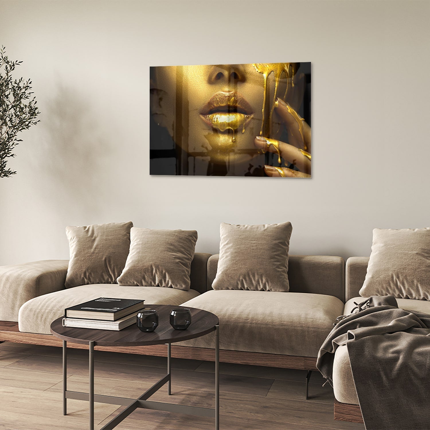 Goldenes Glasbild mit Lippen und Hand – Glasbild aus Sicherheitsglas, Größe 50x50