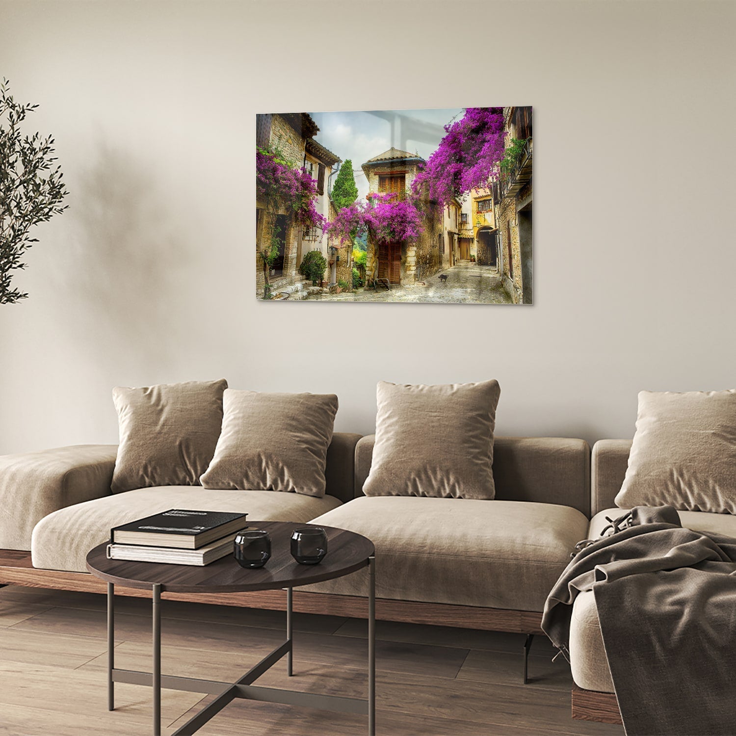 Glasbild mit stimmungsvoller Straßenansicht und violetten Blüten – Glasbild aus Sicherheitsglas, Größe 50x50