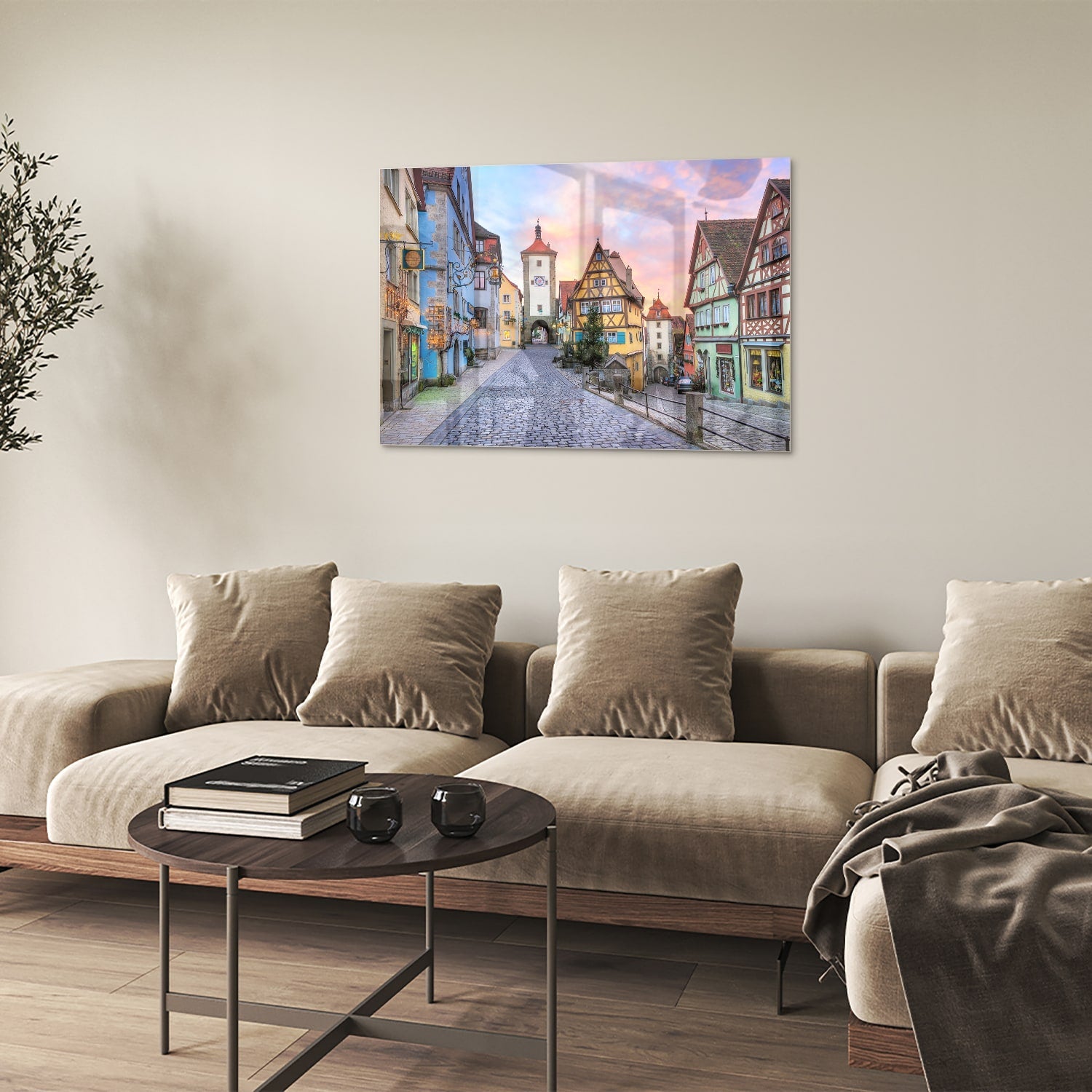 Glasbild mit malerischer Straße und historischen Gebäuden – Glasbild aus Sicherheitsglas, Größe 50x50