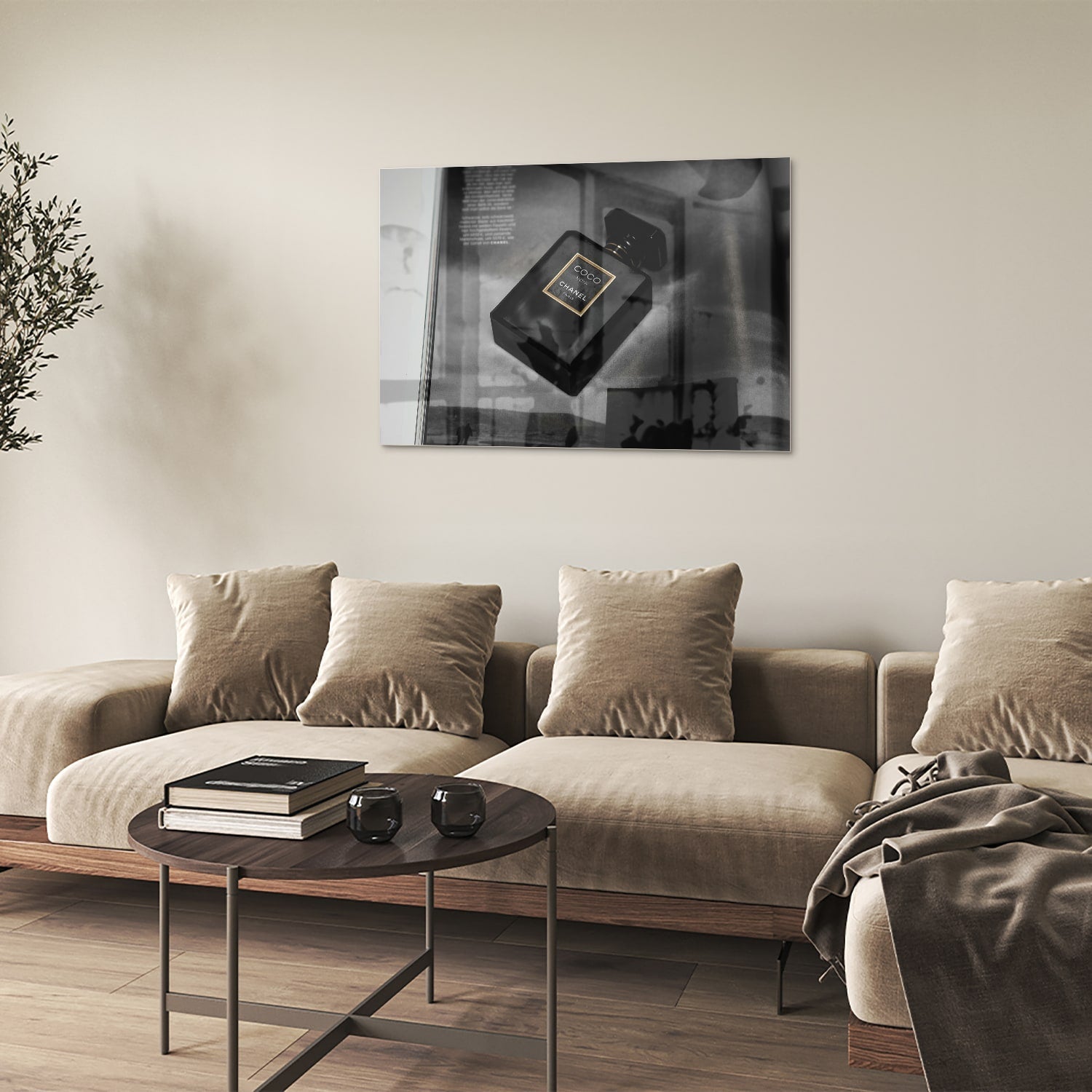 Glasbild mit Parfümflakon in einem stilvollen Interieur – Glasbild aus Sicherheitsglas, Größe 50x50