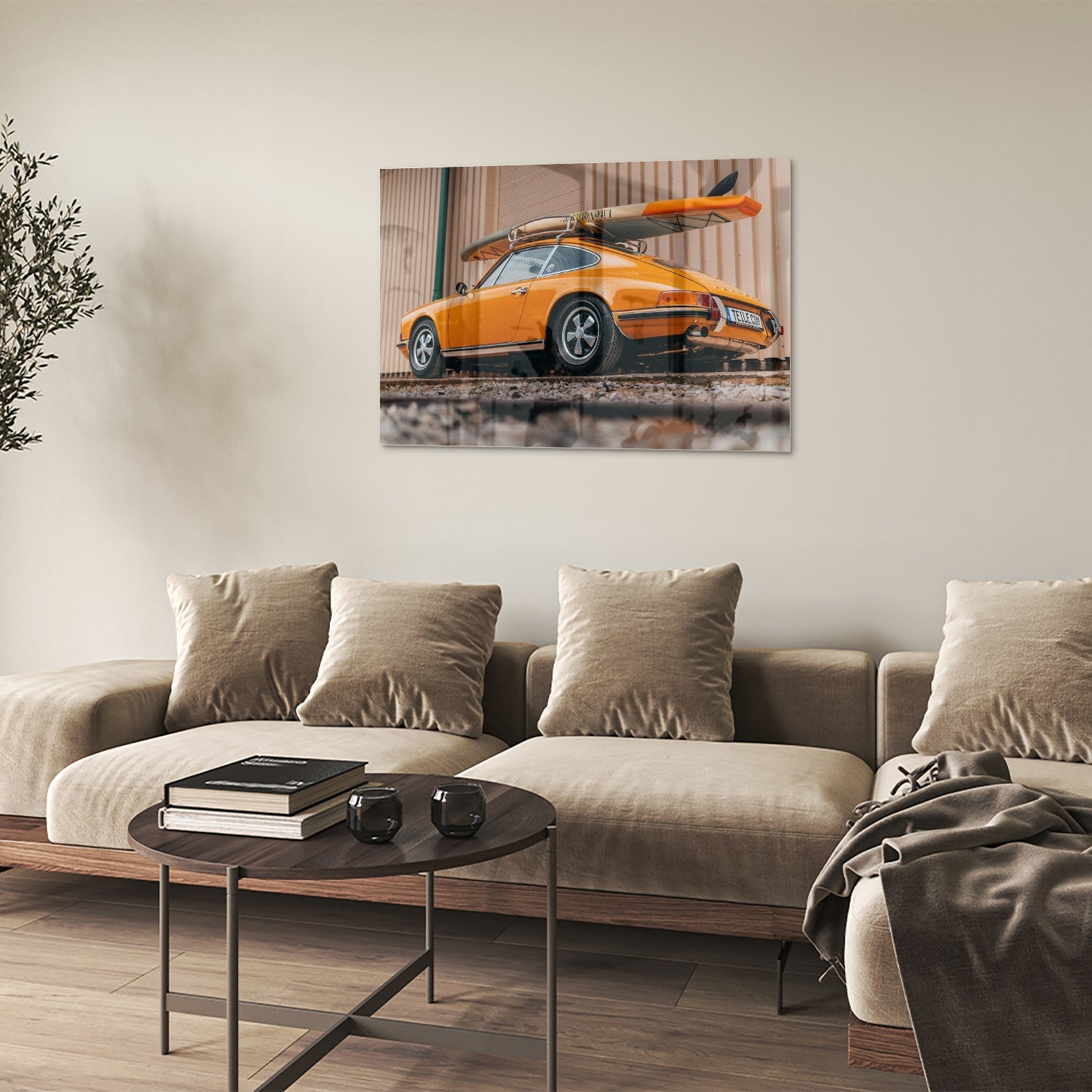 Leuchtendes Glasbild mit orangefarbenem Auto und Surfbrett – Glasbild aus Sicherheitsglas, Größe 50x50