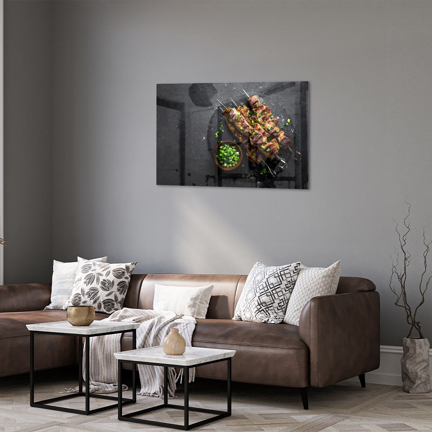Glasbild mit köstlichen Kebabs auf schwarzem Hintergrund – Glasbild aus Sicherheitsglas, Größe 50x50_rond