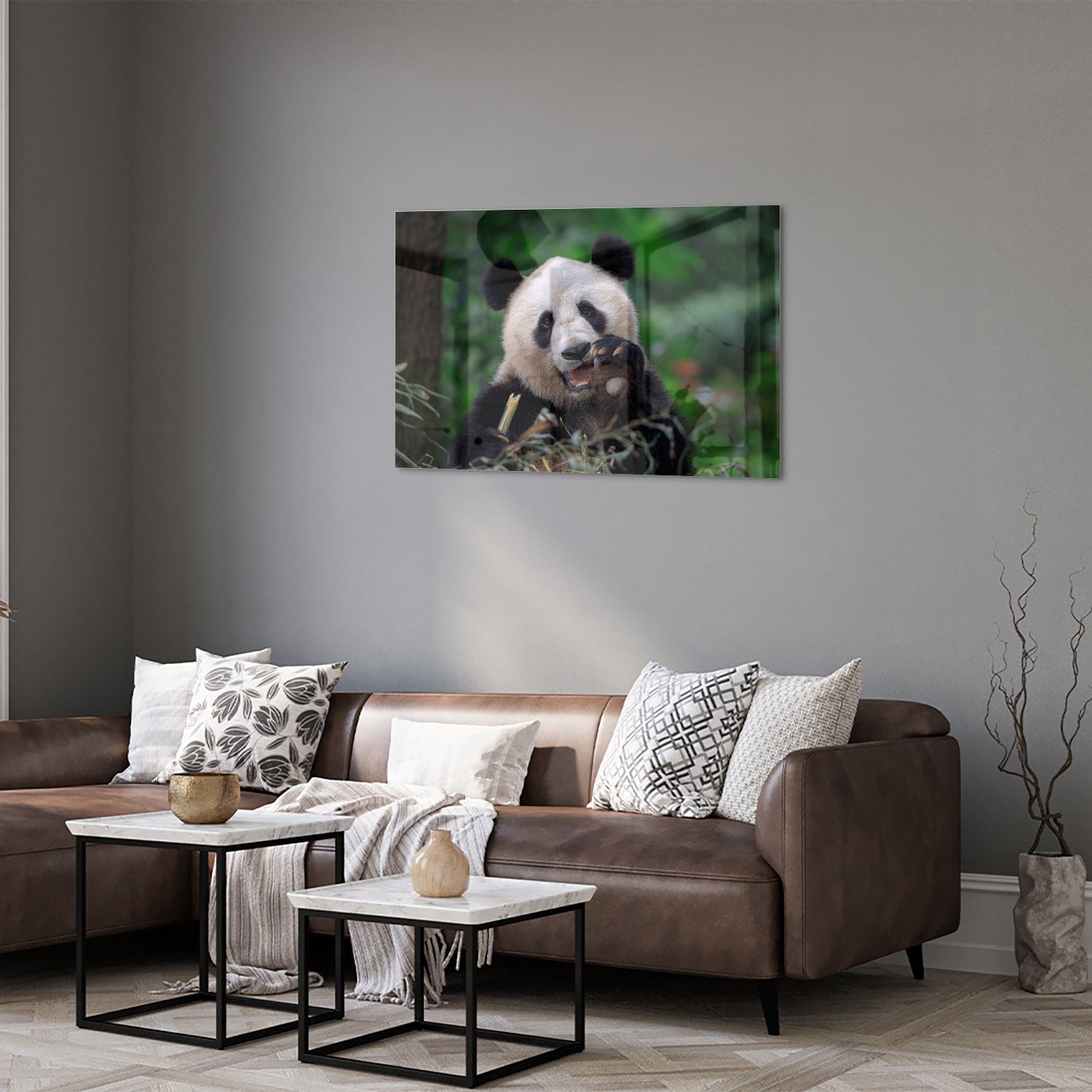 Glasbild mit einem niedlichen Panda in grüner Landschaft – Glasbild aus Sicherheitsglas, Größe 50x50_rond