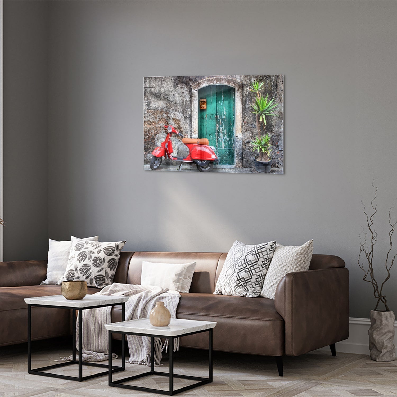 Retro-Glasbild mit rotem Scooter vor einer grünen Tür – Glasbild aus Sicherheitsglas, Größe 50x50_rond