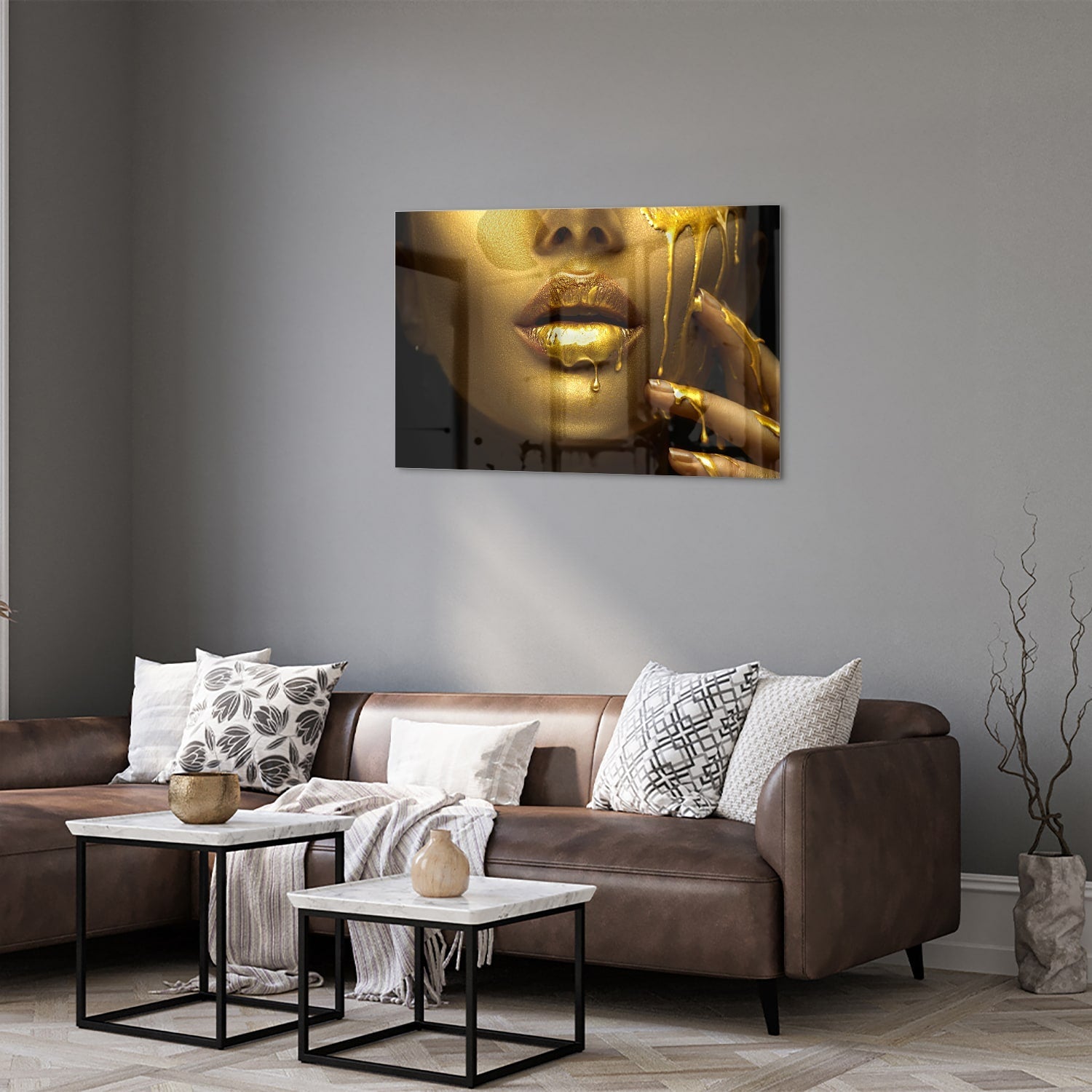 Goldenes Glasbild mit Lippen und Hand – Glasbild aus Sicherheitsglas, Größe 50x50_rond