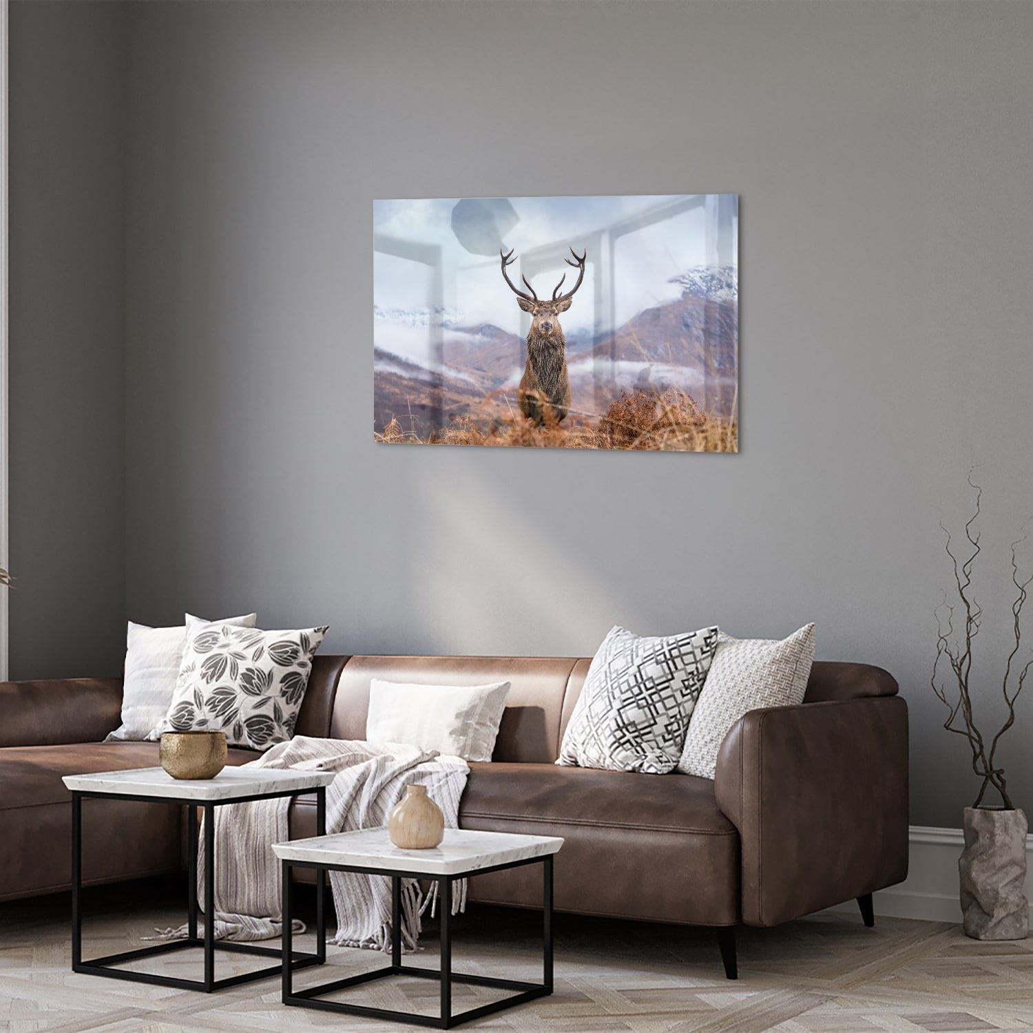 Glasbild mit majestätischem Hirsch in einer ruhigen Berglandschaft – Glasbild aus Sicherheitsglas, Größe 50x50_rond