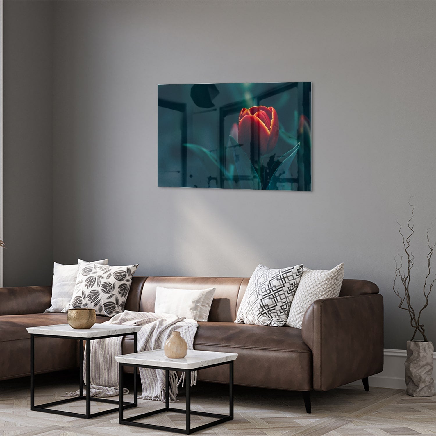 Glasbild mit roter Tulpe in einem modernen Interieur – Glasbild aus Sicherheitsglas, Größe 50x50_rond
