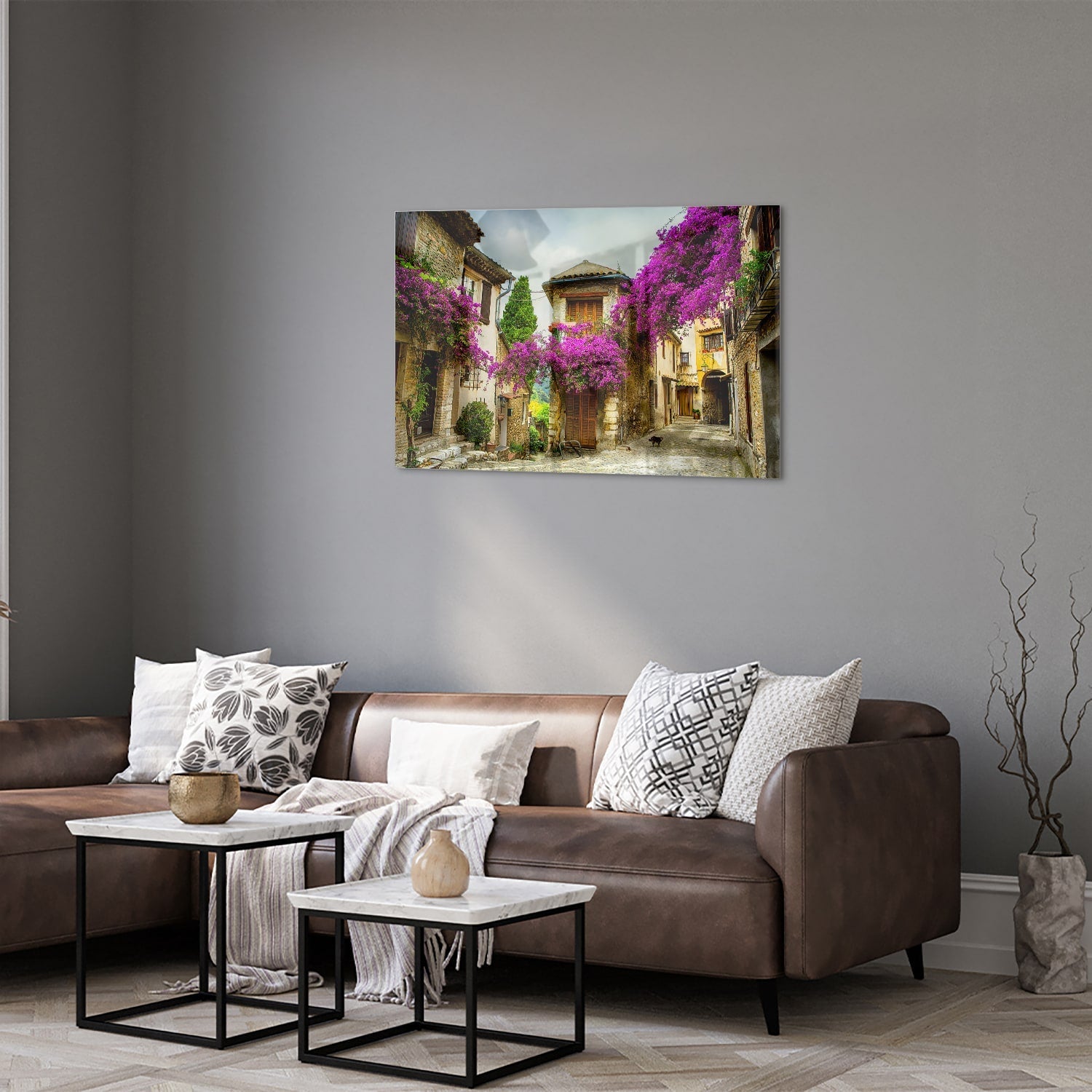 Glasbild mit stimmungsvoller Straßenansicht und violetten Blüten – Glasbild aus Sicherheitsglas, Größe 50x50_rond