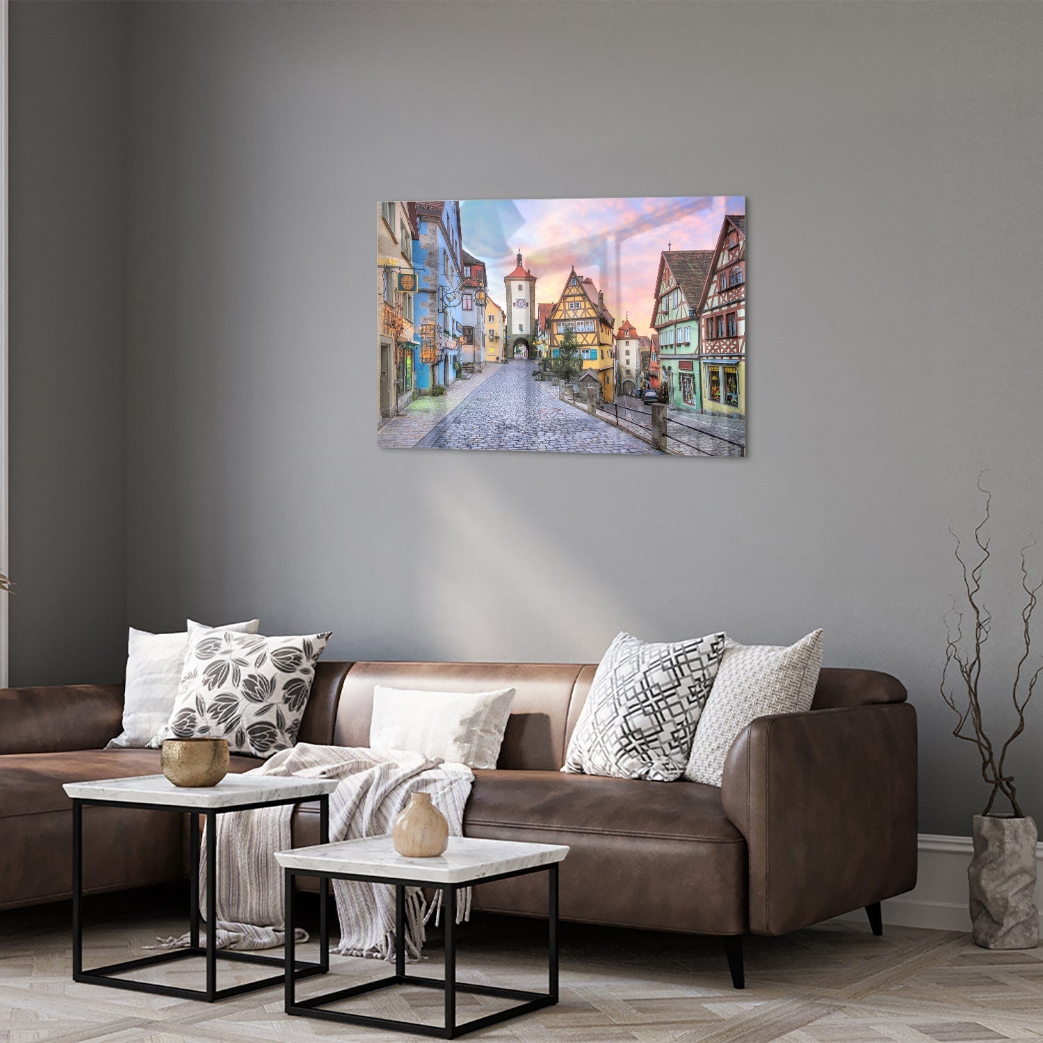 Glasbild mit malerischer Straße und historischen Gebäuden – Glasbild aus Sicherheitsglas, Größe 50x50_rond