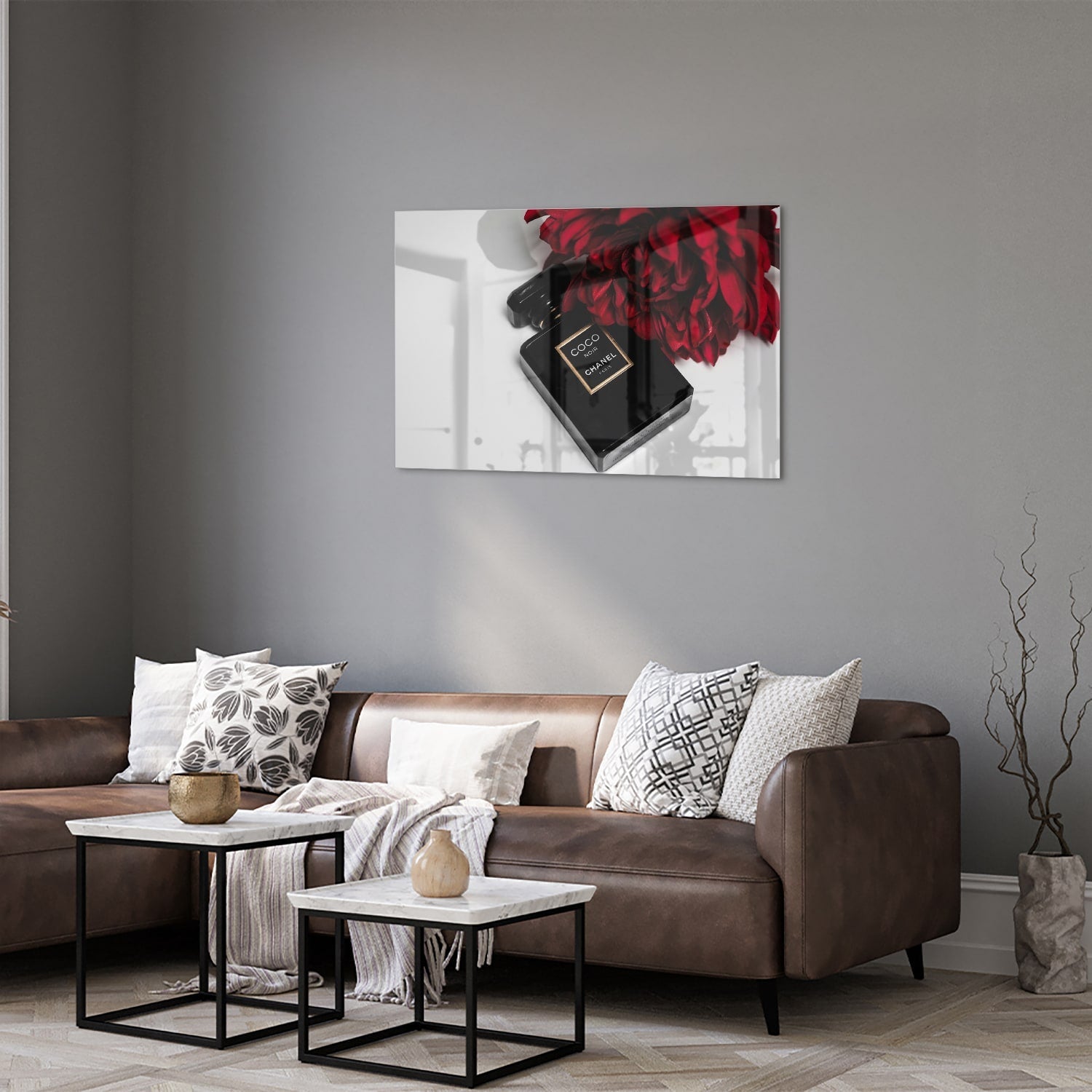 Elegantes Glasbild mit Parfüm und roten Blumen – Glasbild aus Sicherheitsglas, Größe 50x50_rond