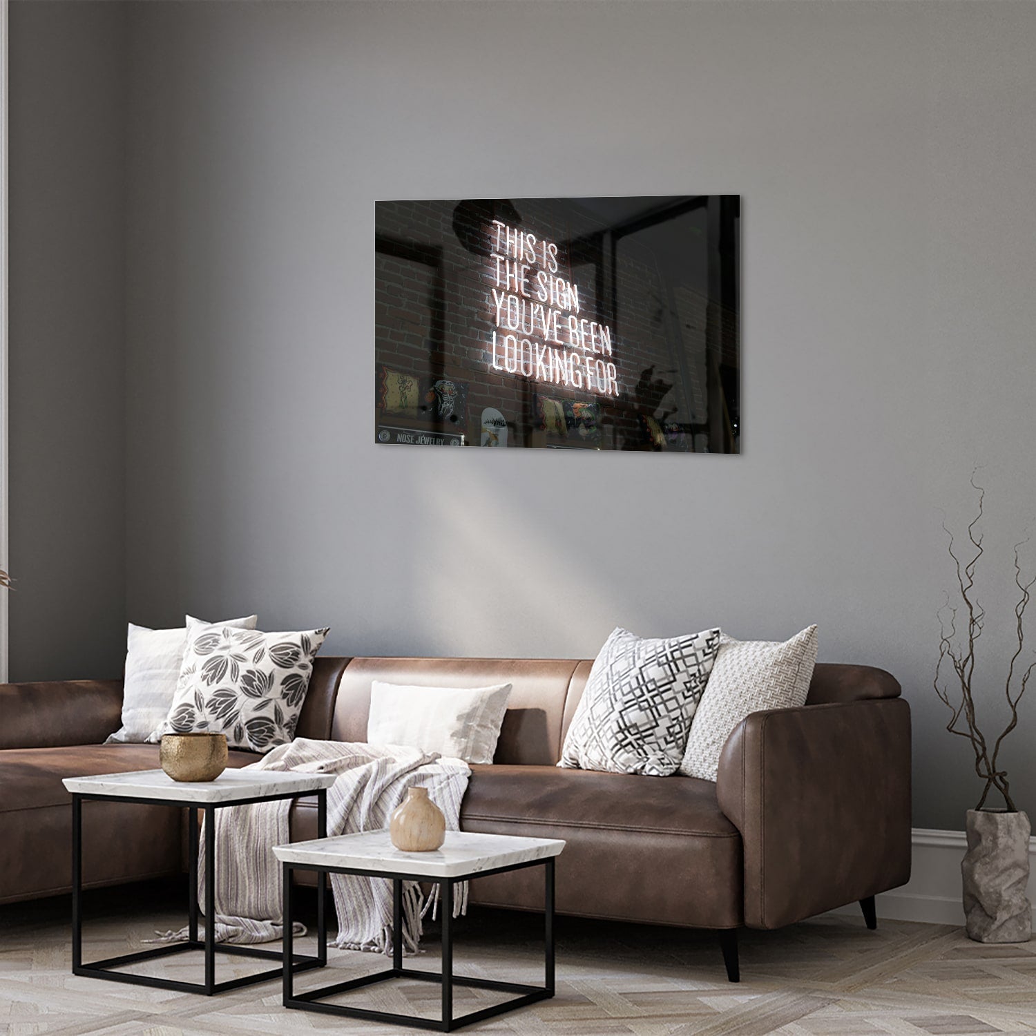 Glazen schilderij met inspirerende tekst in een modern interieur.