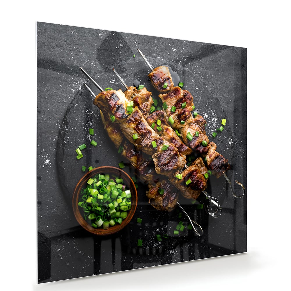 Glasbild mit köstlichen Kebabs auf schwarzem Hintergrund – Glasbild aus Sicherheitsglas, Größe 100x70