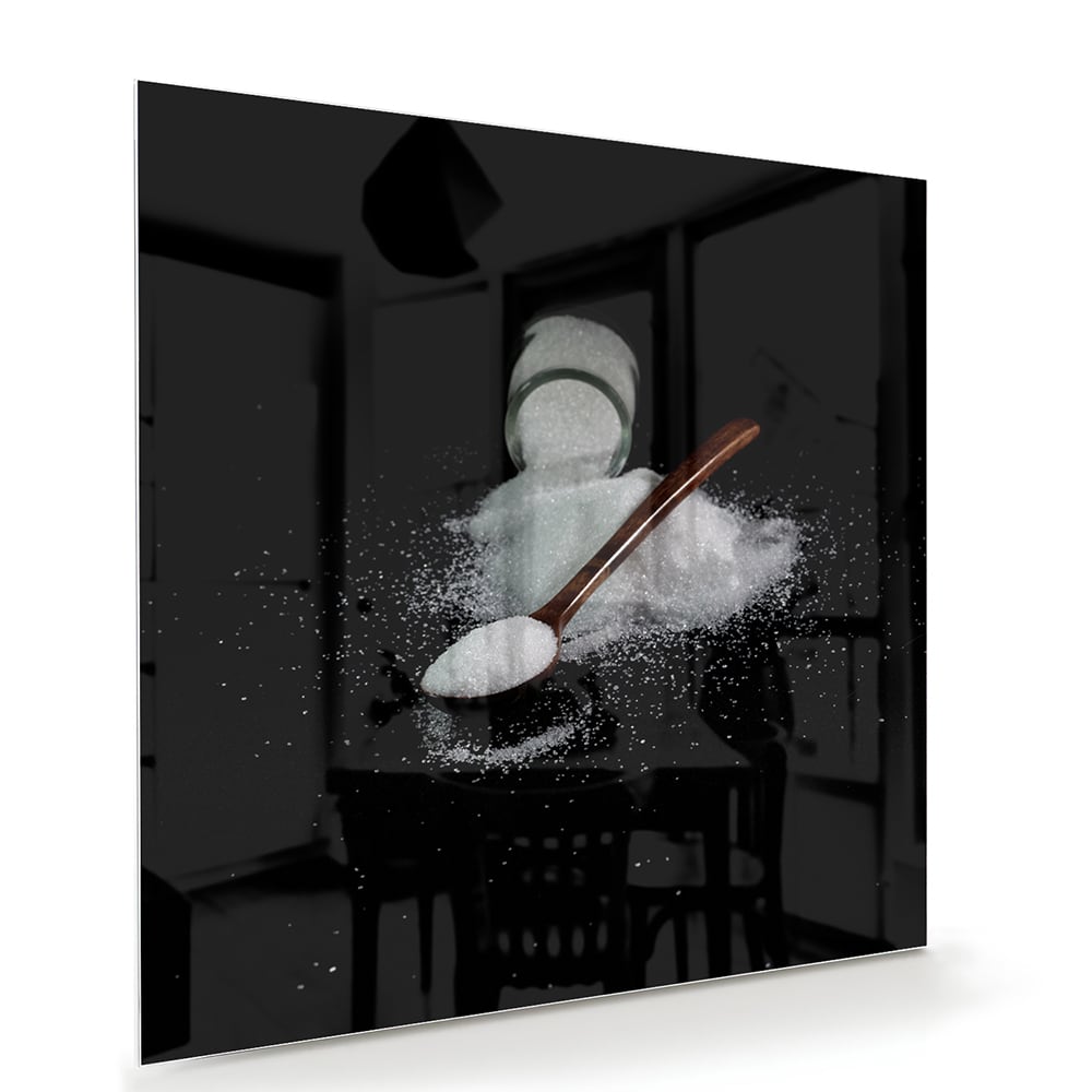 Glasbild mit Salz und Löffel auf schwarzem Hintergrund – Glasbild aus Sicherheitsglas, Größe 100x70