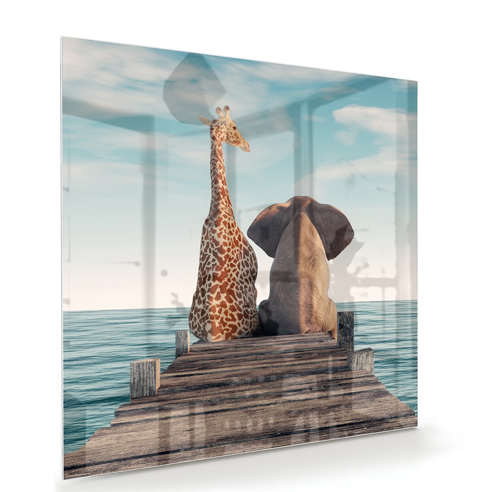Glasbild mit verspielter Giraffe und Elefant auf einem Holzsteg – Glasbild aus Sicherheitsglas, Größe 100x70