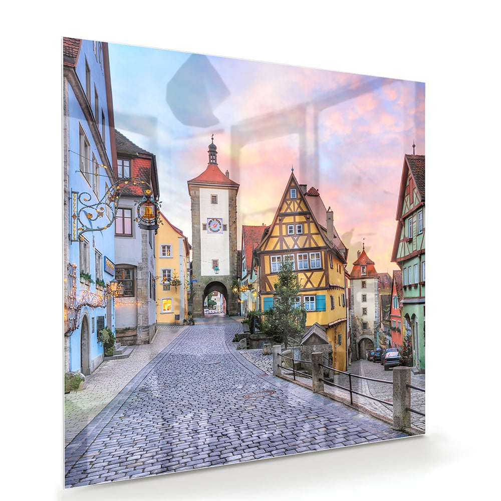 Glasbild mit malerischer Straße und historischen Gebäuden – Glasbild aus Sicherheitsglas, Größe 100x70