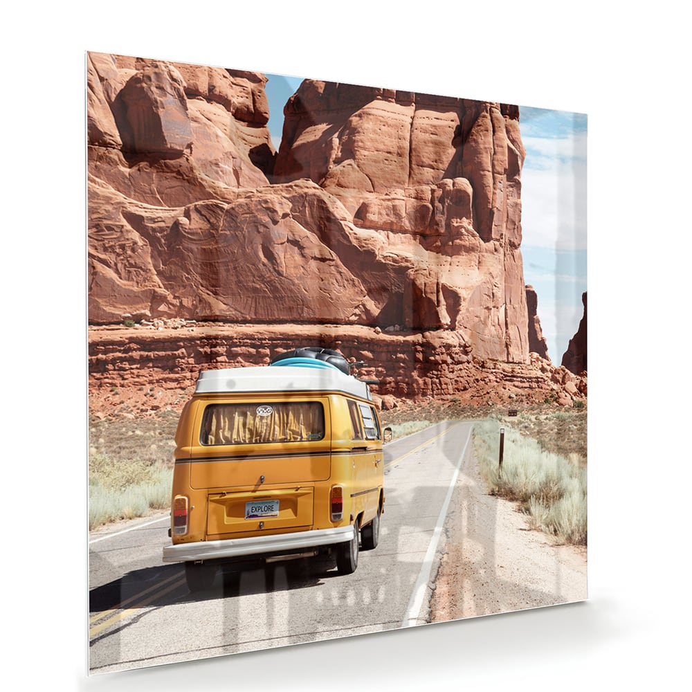 Retro-Glasbild mit gelbem Fahrzeug bei Felsformationen – Glasbild aus Sicherheitsglas, Größe 100x70