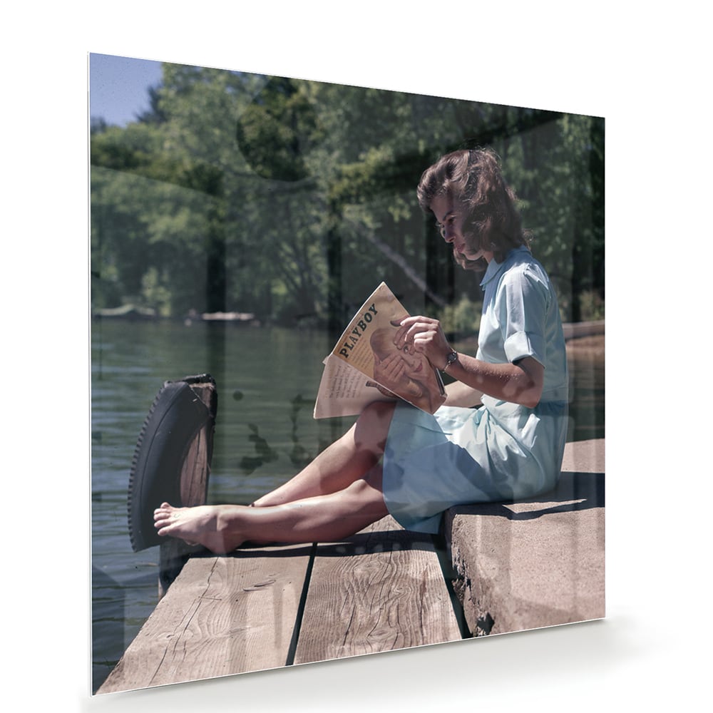 Ruhiges Glasbild mit Lesemoment am Wasser – Glasbild aus Sicherheitsglas, Größe 100x70