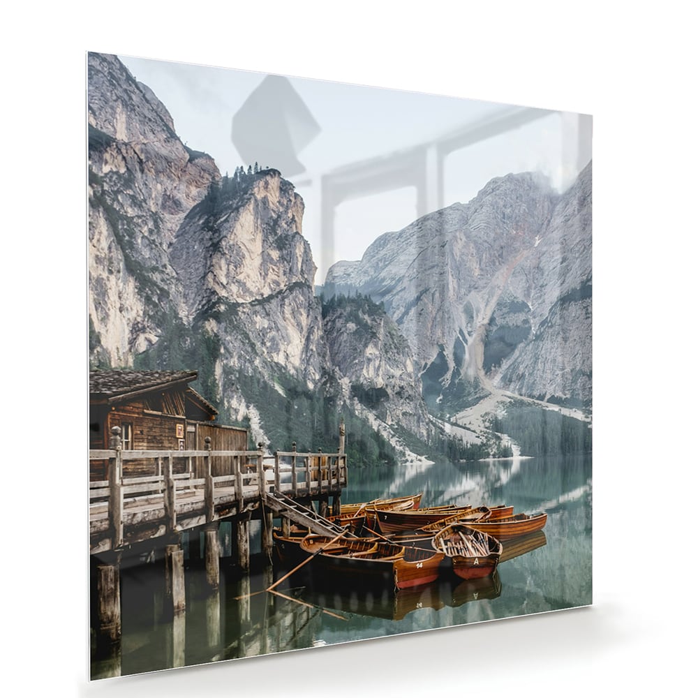 Rustikales Glasbild mit Bergen und Booten – Glasbild aus Sicherheitsglas, Größe 100x70