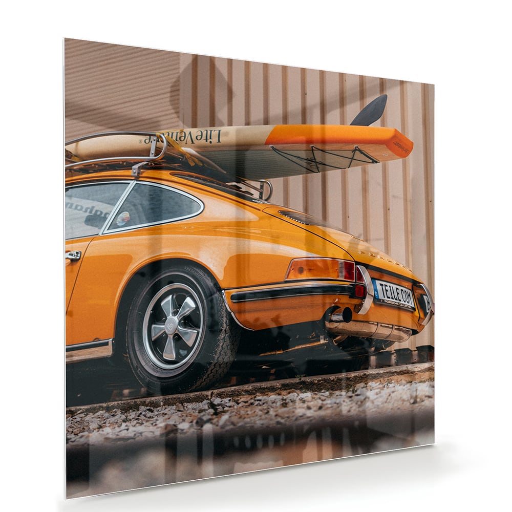 Leuchtendes Glasbild mit orangefarbenem Auto und Surfbrett – Glasbild aus Sicherheitsglas, Größe 100x70