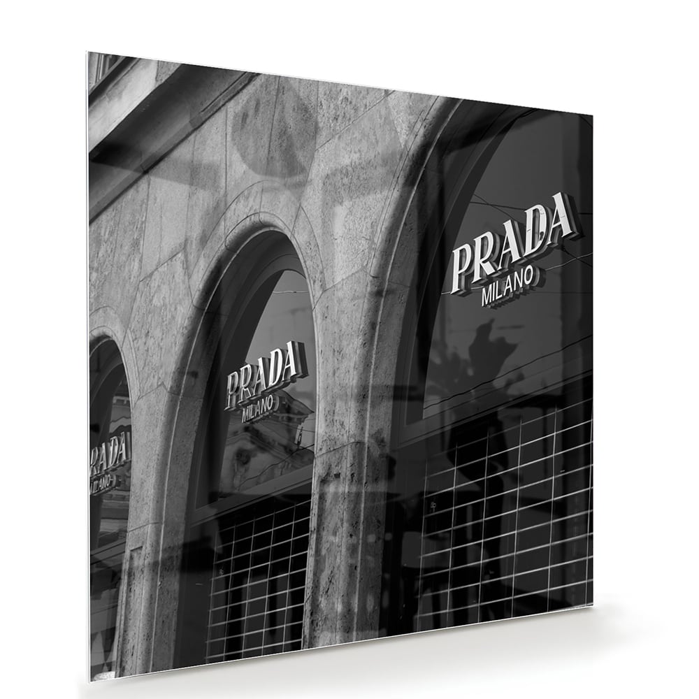 Elegantes Glasbild mit Prada-Schaufenster – Glasbild aus Sicherheitsglas, Größe 100x70