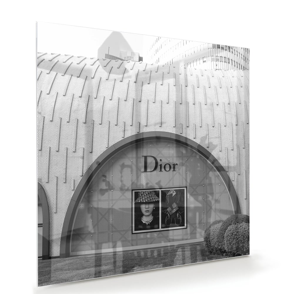 Elegantes Glasbild mit Dior-Schaufenster – Glasbild aus Sicherheitsglas, Größe 100x70