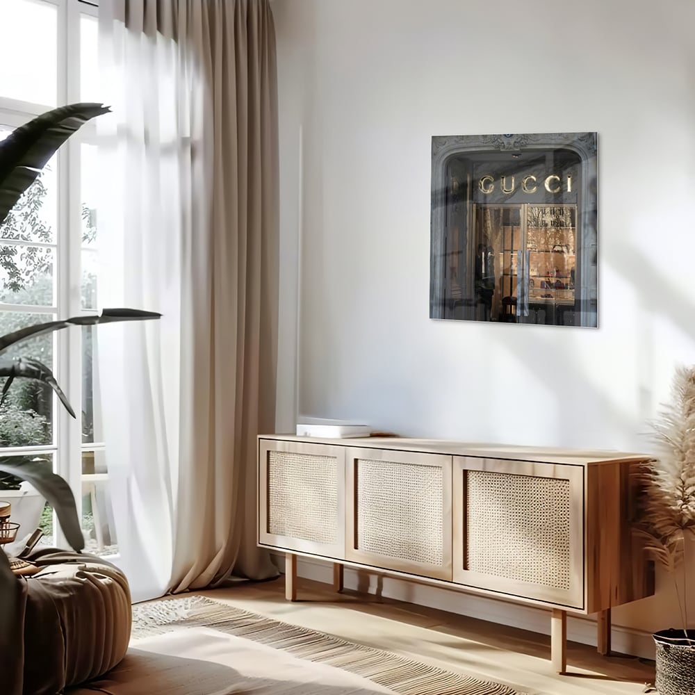 Stilvolles Glasbild mit Gucci-Schaufenster – Glasbild aus Sicherheitsglas, Größe 120x60