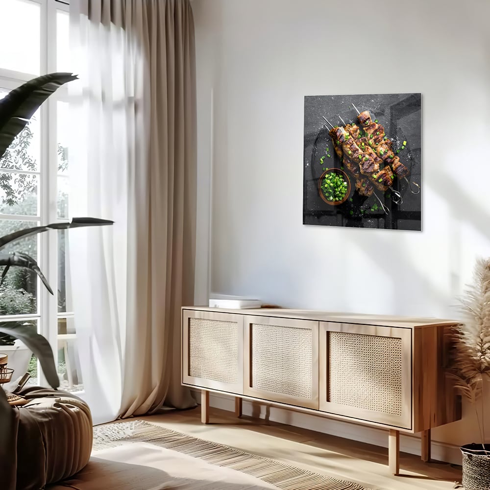 Glasbild mit köstlichen Kebabs auf schwarzem Hintergrund – Glasbild aus Sicherheitsglas, Größe 120x60