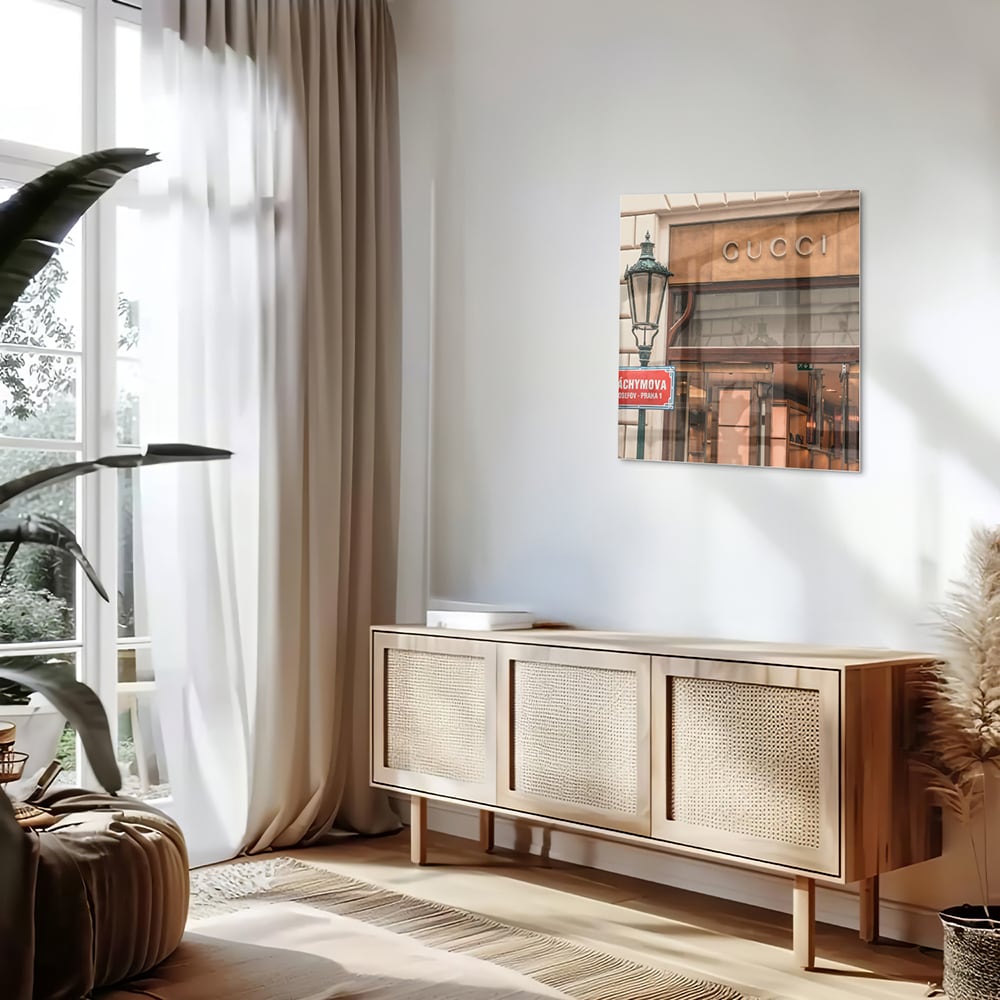 Stilvolles Glasbild mit Gucci-Schaufenster – Glasbild aus Sicherheitsglas, Größe 120x60