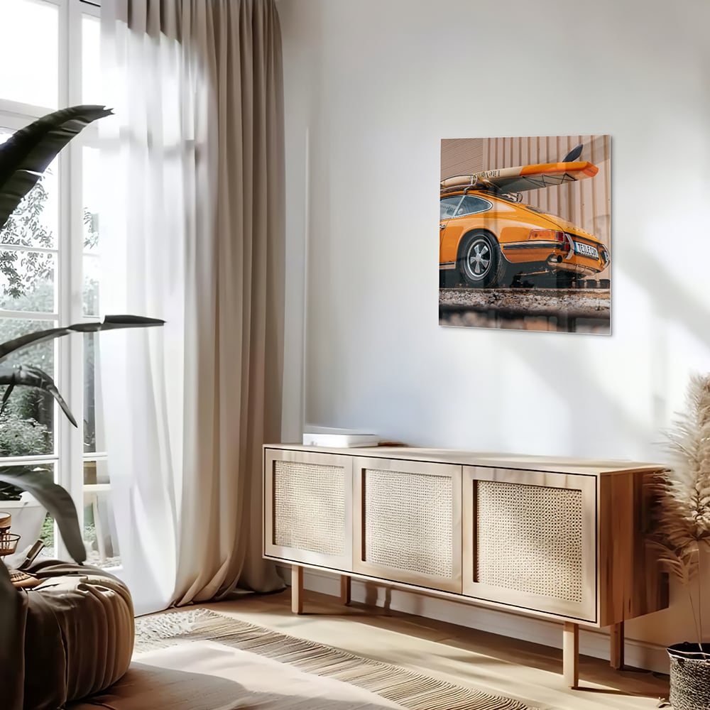 Leuchtendes Glasbild mit orangefarbenem Auto und Surfbrett – Glasbild aus Sicherheitsglas, Größe 120x60