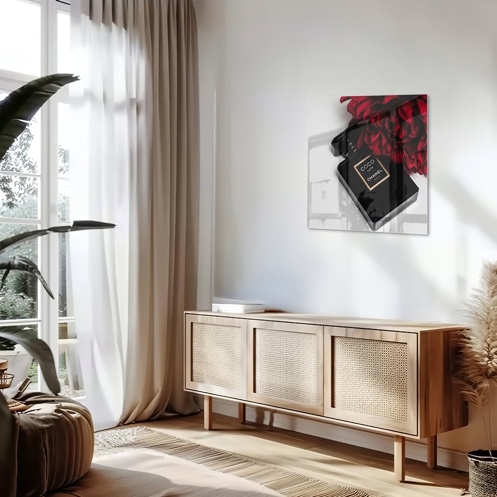 Elegantes Glasbild mit Parfüm und roten Blumen – Glasbild aus Sicherheitsglas, Größe 120x60
