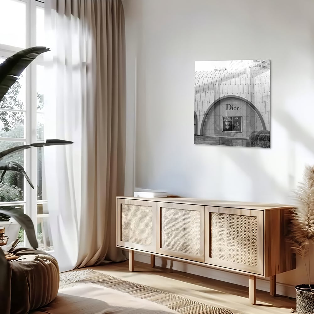 Elegantes Glasbild mit Dior-Schaufenster – Glasbild aus Sicherheitsglas, Größe 120x60