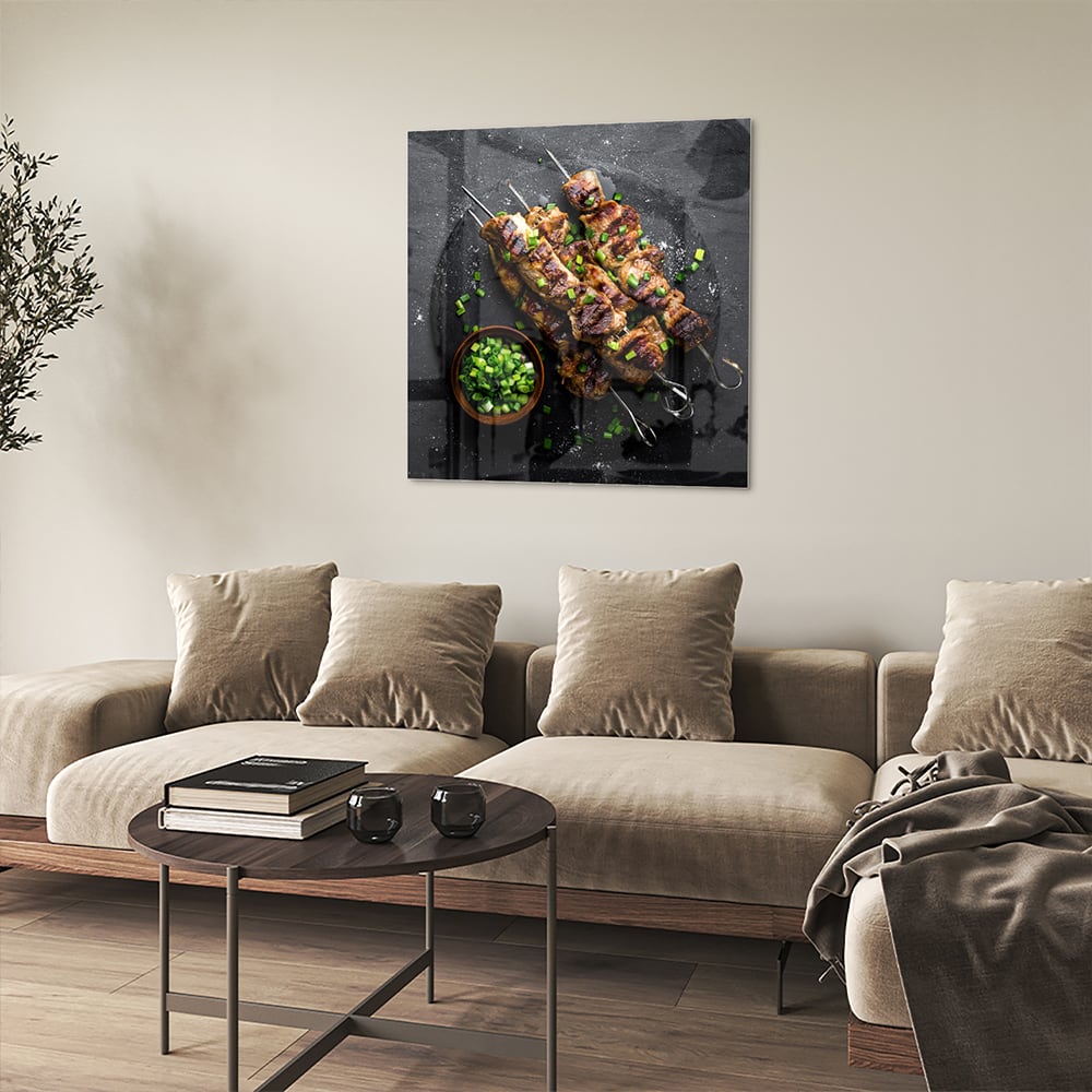Glasbild mit köstlichen Kebabs auf schwarzem Hintergrund – Glasbild aus Sicherheitsglas, Größe 90x90_rond