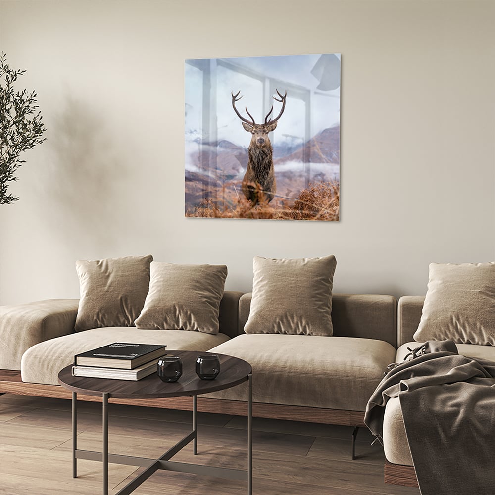 Glasbild mit majestätischem Hirsch in einer ruhigen Berglandschaft – Glasbild aus Sicherheitsglas, Größe 90x90_rond
