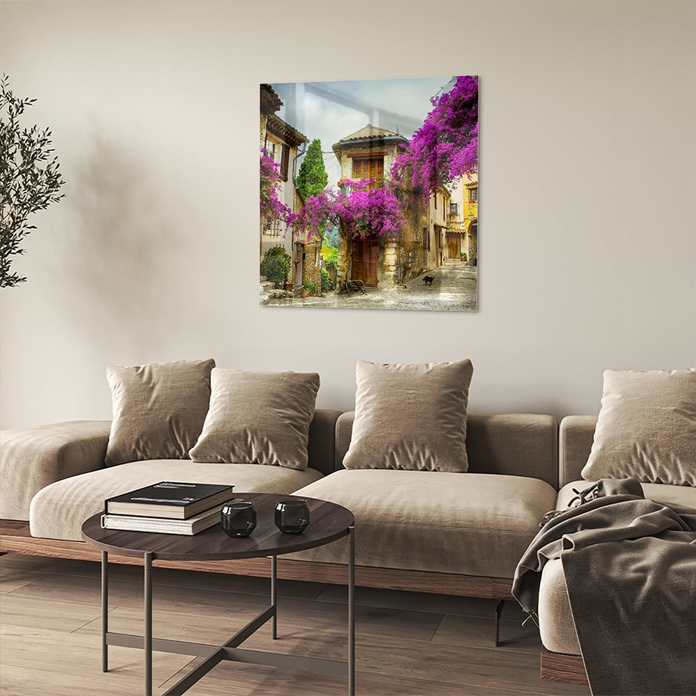 Glasbild mit stimmungsvoller Straßenansicht und violetten Blüten – Glasbild aus Sicherheitsglas, Größe 90x90_rond