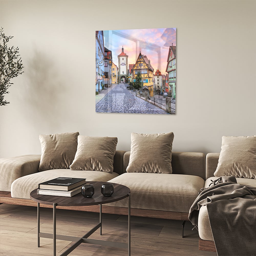 Glasbild mit malerischer Straße und historischen Gebäuden – Glasbild aus Sicherheitsglas, Größe 90x90_rond