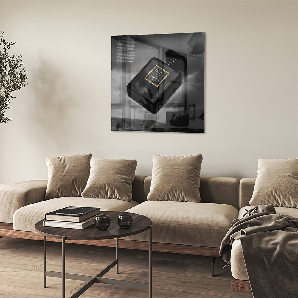 Glasbild mit Parfümflakon in einem stilvollen Interieur – Glasbild aus Sicherheitsglas, Größe 90x90_rond
