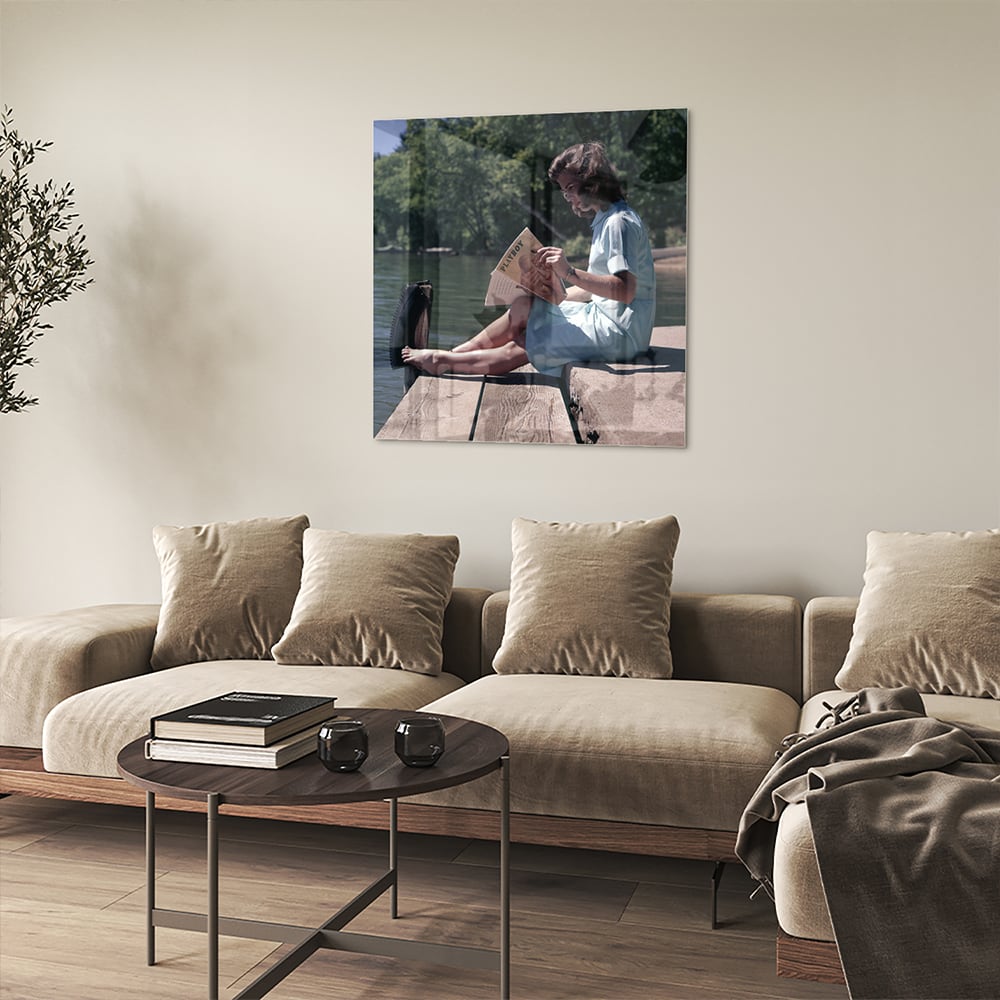 Ruhiges Glasbild mit Lesemoment am Wasser – Glasbild aus Sicherheitsglas, Größe 90x90_rond
