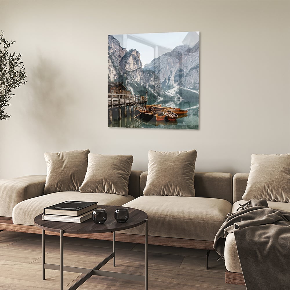 Rustikales Glasbild mit Bergen und Booten – Glasbild aus Sicherheitsglas, Größe 90x90_rond