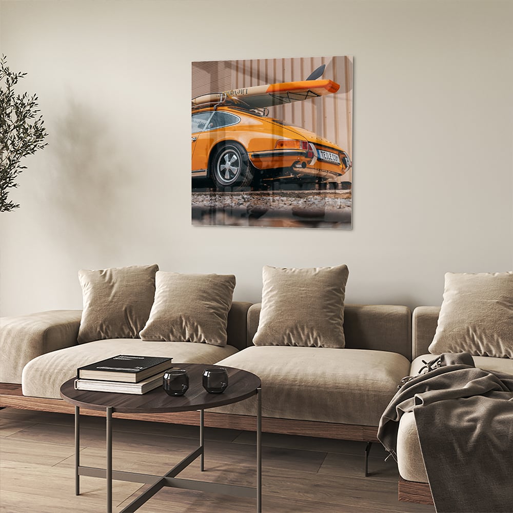 Leuchtendes Glasbild mit orangefarbenem Auto und Surfbrett – Glasbild aus Sicherheitsglas, Größe 90x90_rond