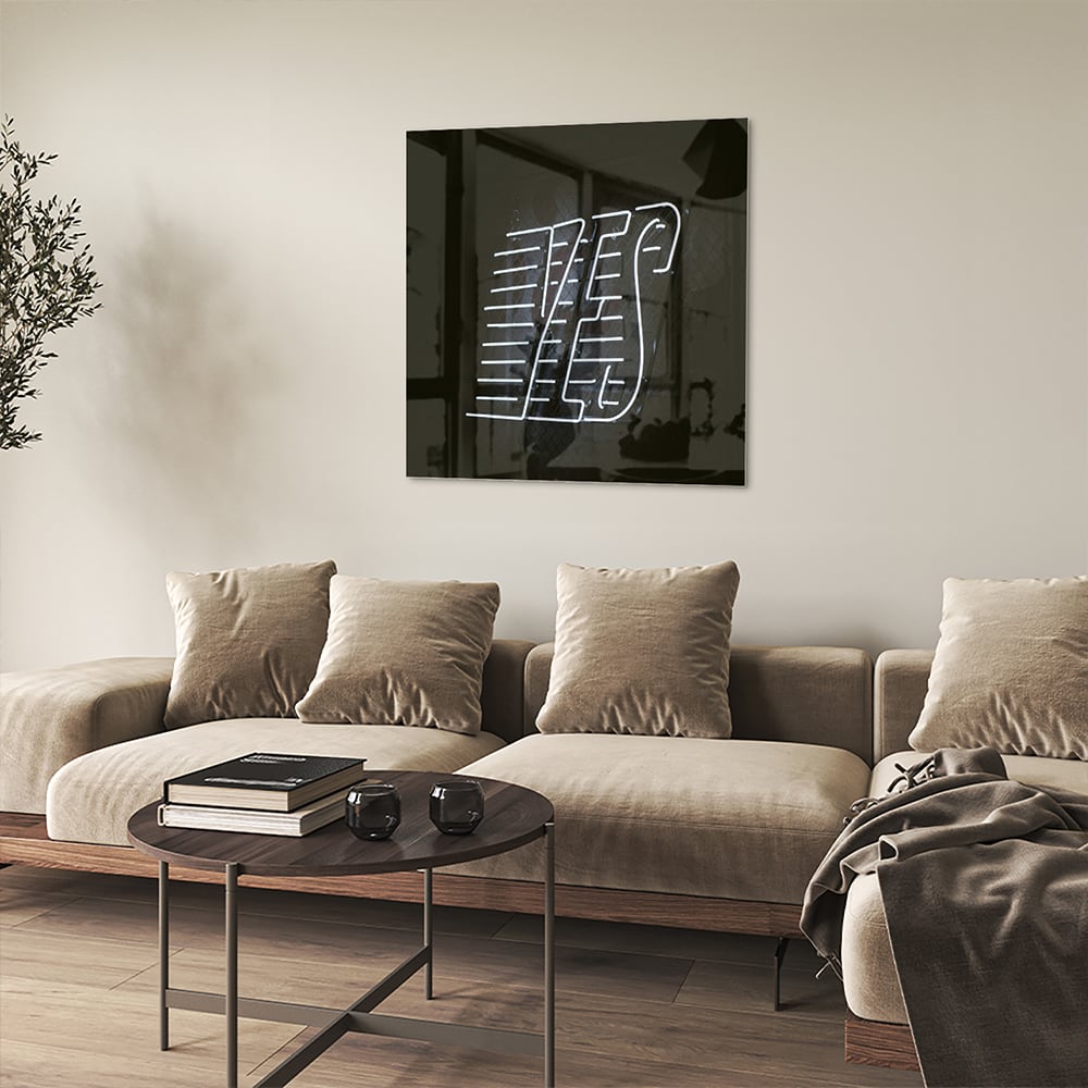 Glasbild mit 'YES' Schriftzug in modernem Design – Glasbild aus Sicherheitsglas, Größe 90x90_rond