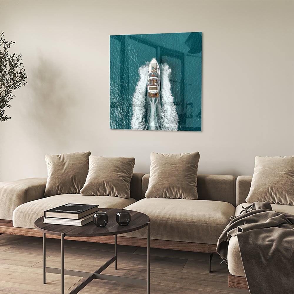 Glasbild mit einem Boot in türkisfarbenem Wasser – Glasbild aus Sicherheitsglas, Größe 90x90_rond