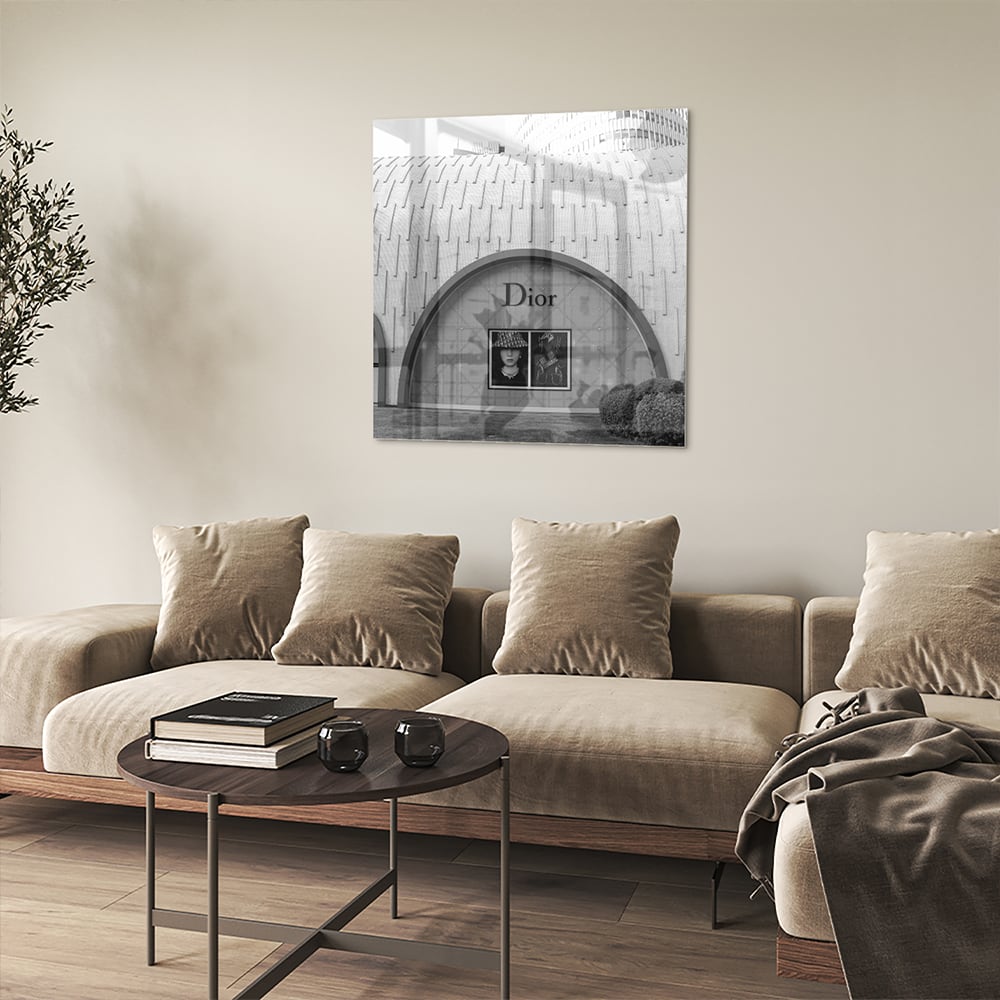 Elegantes Glasbild mit Dior-Schaufenster – Glasbild aus Sicherheitsglas, Größe 90x90_rond