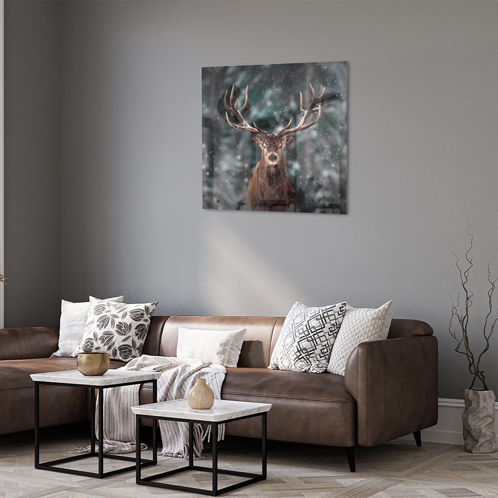 Glasbild mit majestätischem Hirsch in winterlicher Umgebung – Glasbild aus Sicherheitsglas, Größe 120x80